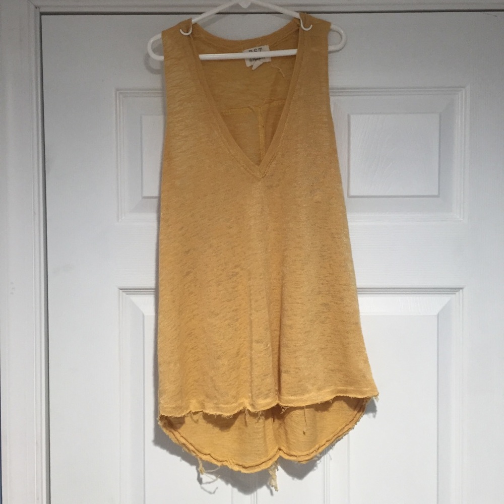 cute distressed tank top!